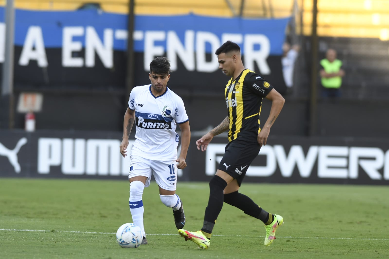 Alan Medina celebra el gol anotado en el Peñarol-Liverpool. Foto: Marcelo Bonjour.