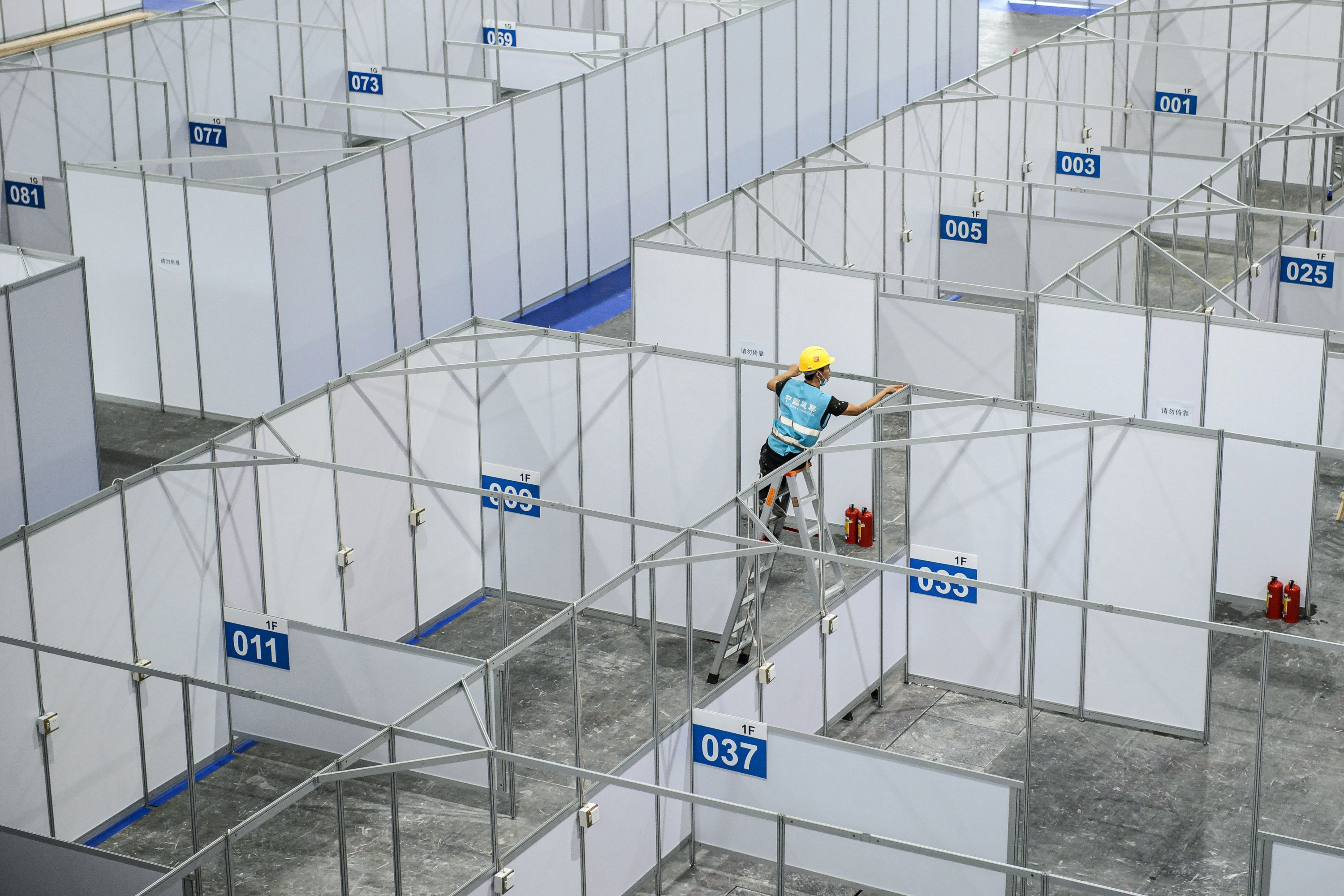 Un empleado trabaja en un hospital improvisado que se utilizará para pacientes con coronavirus en Guangzhou, en la provincia oriental china de Guangdong. Foto: AFP.