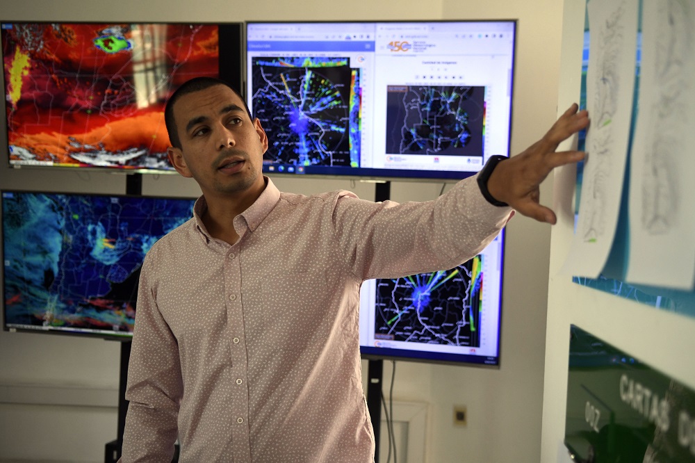 Néstor Santayana mirando un mapa