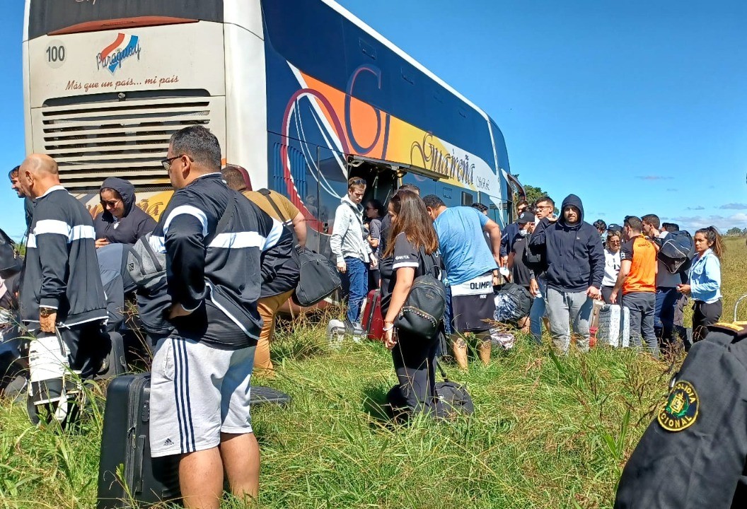 El operativo de la policía con los hinchas de Olimpia.