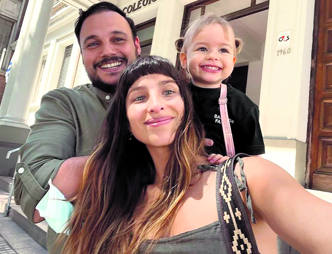 Nicolás junto a su pareja Stella González y su hija Donatella.