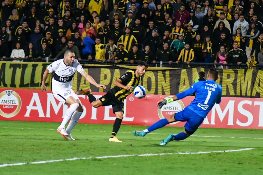 Federico Carrizo define por encima de Olveira para marcar el segundo gol de Peñarol. Foto: Estefanía Leal.