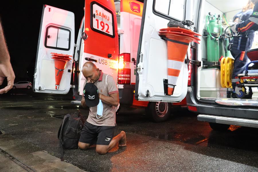 Uno de los tripulantes del naufragio en Brasil tras ser rescatado. Foto EFE