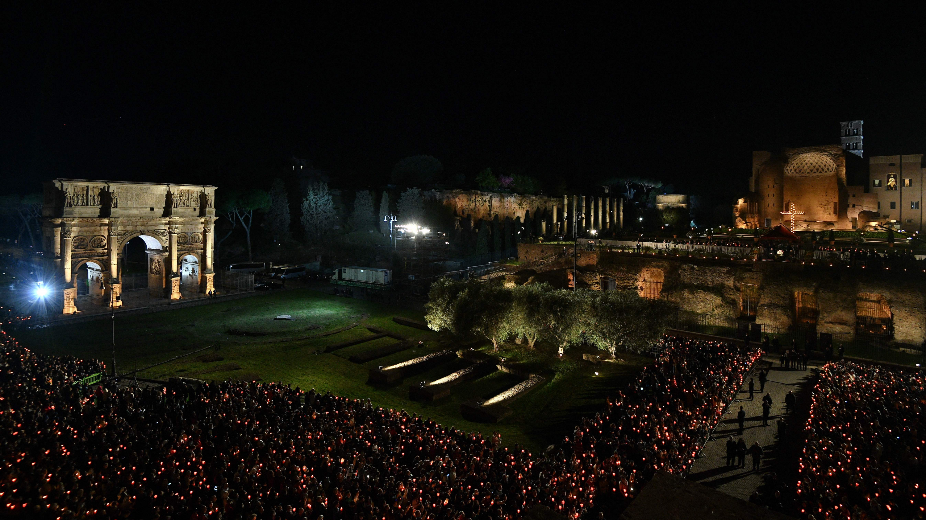 Vía Crucis 2022 en el Coliseo de Roma. Foto: AFP