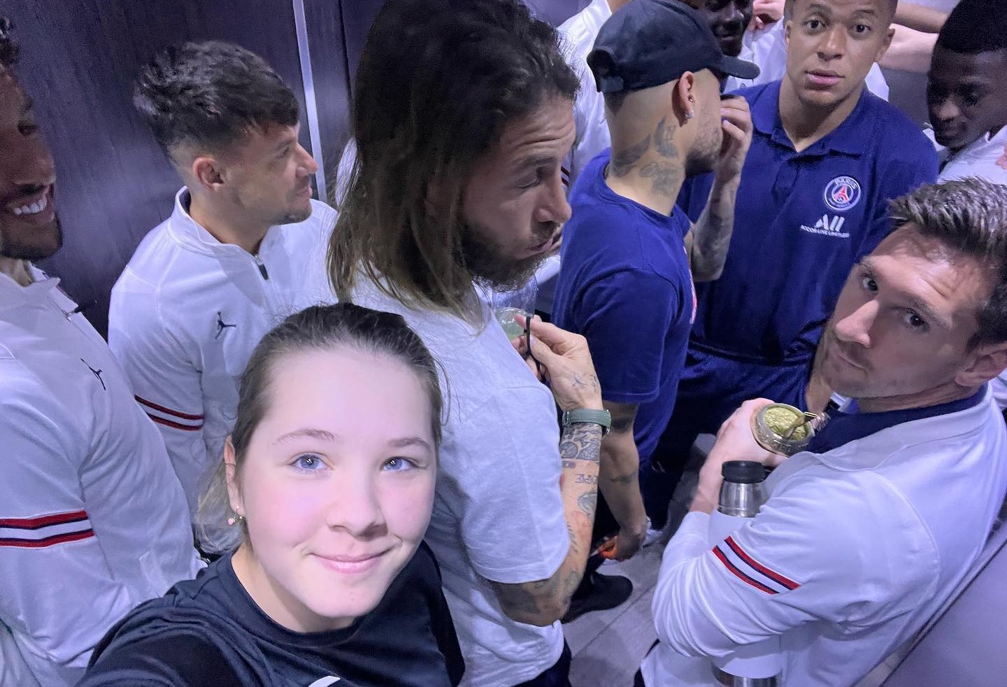 Marta Silchenko y el momento de su foto con los jugadores del PSG. Foto: @marta_silchenko_golf.