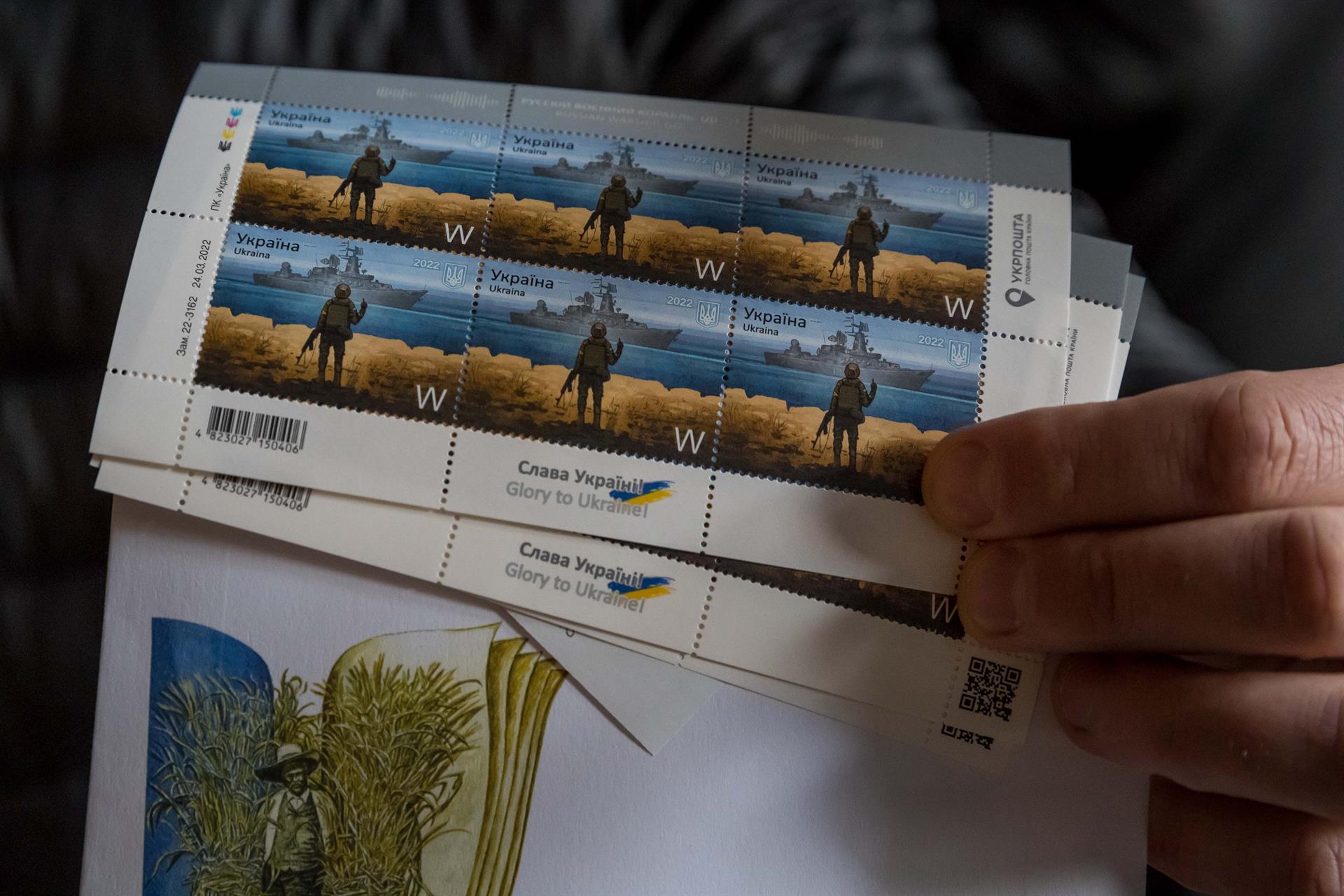 Sellos del icónico barco ruso hundido Moskva y un soldado con un llamativo gesto. Foto: EFE