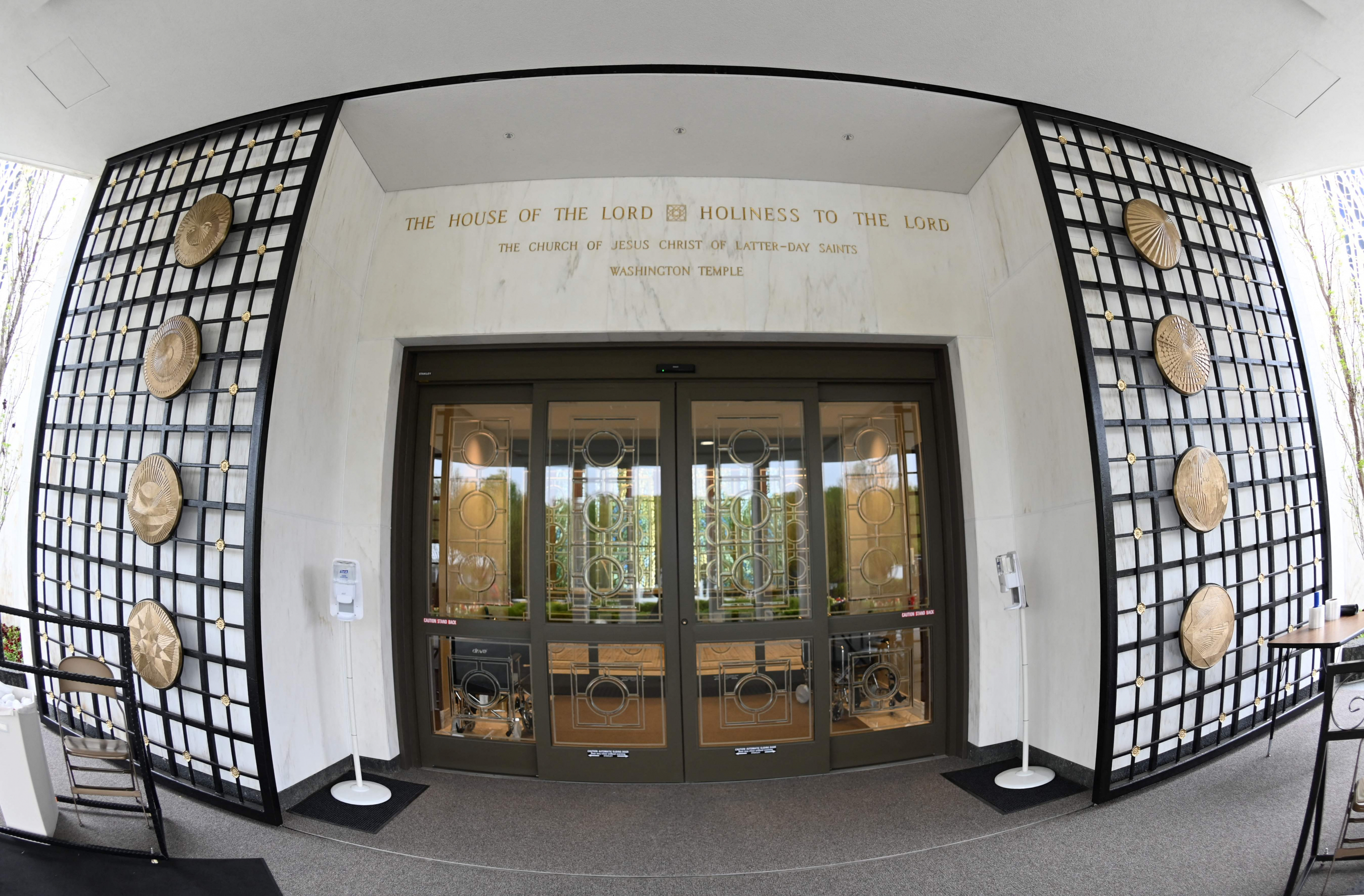 La entrada principal del templo de la Iglesia de Jesucristo de los Santos de los Últimos Días en Kensington, Maryland. Foto: AFP.