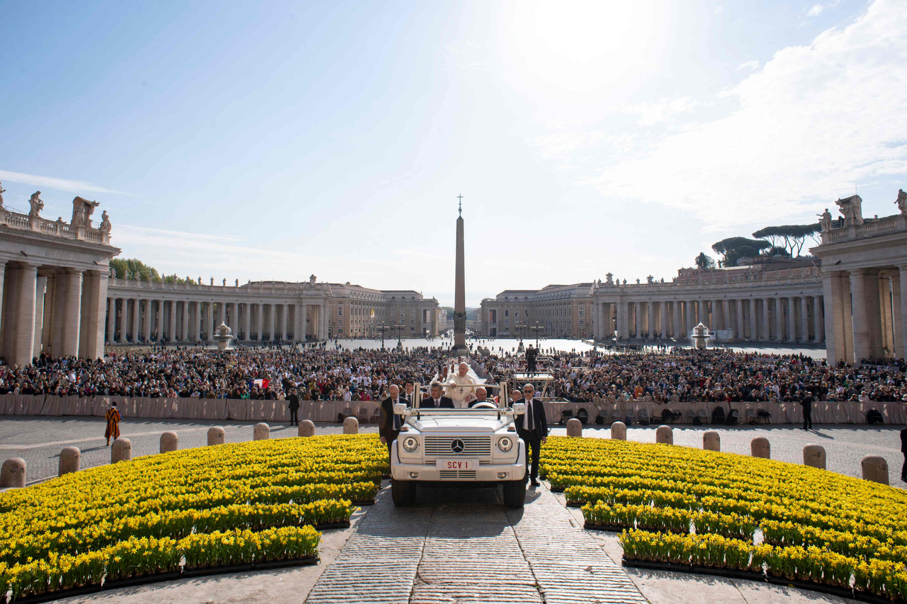 El Papa Francisco llega a la audiencia en la plaza San Pedro. Foto: AFP