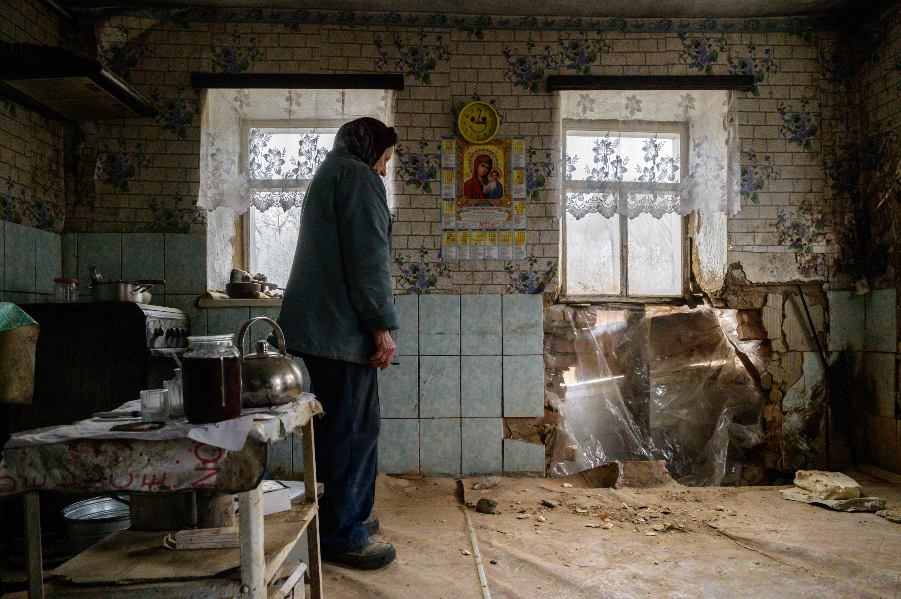 Tanya de 57 años muestra el daño que generó un misil que cayó cerca de su casa. Foto: AFP