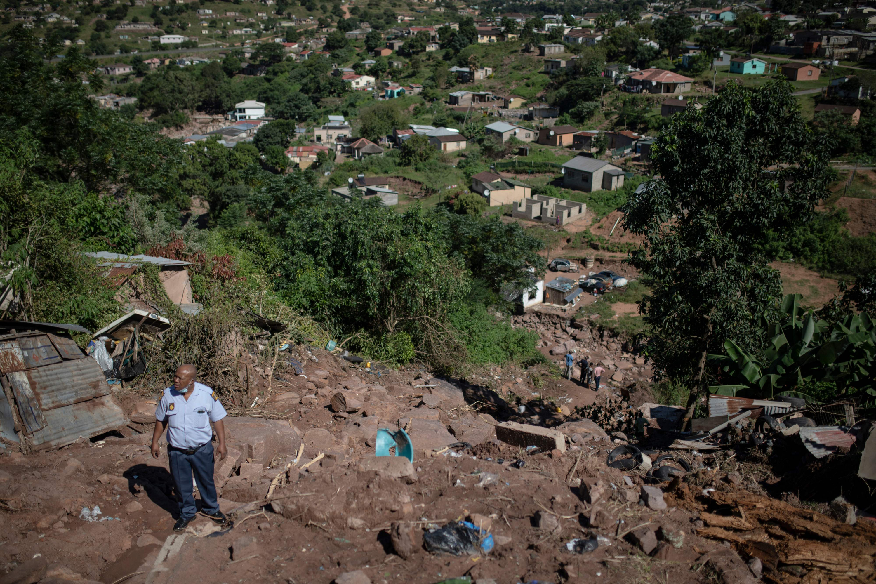 Buscan desaparecidos en Durban luego de los destrozos que generaron las tormentas de las últimas semanas. Foto: AFP
