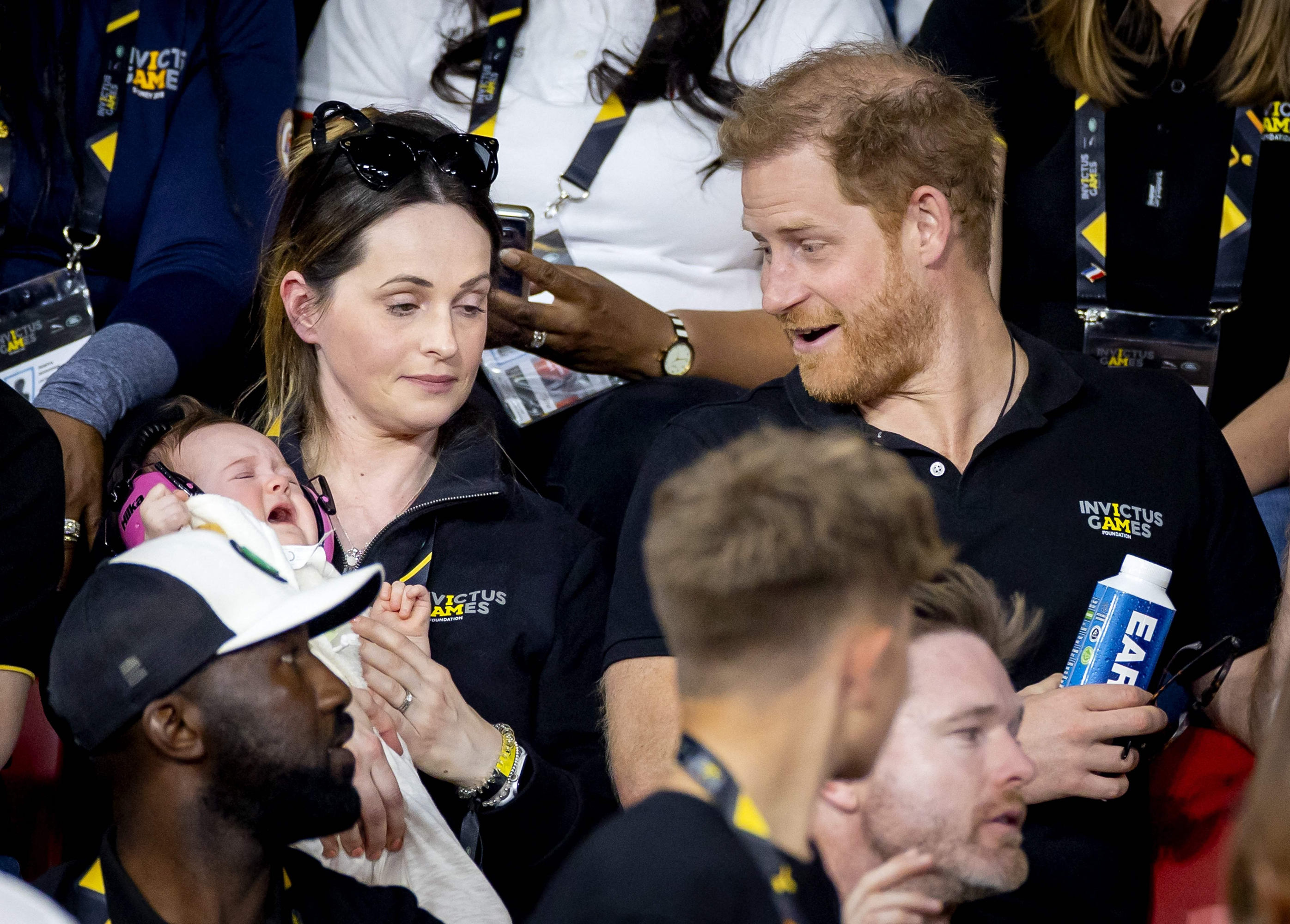 El príncipe Harry participa de los Juegos Invictus 2022 y se sorprende con bebé que llora a su lado. Foto: AFP