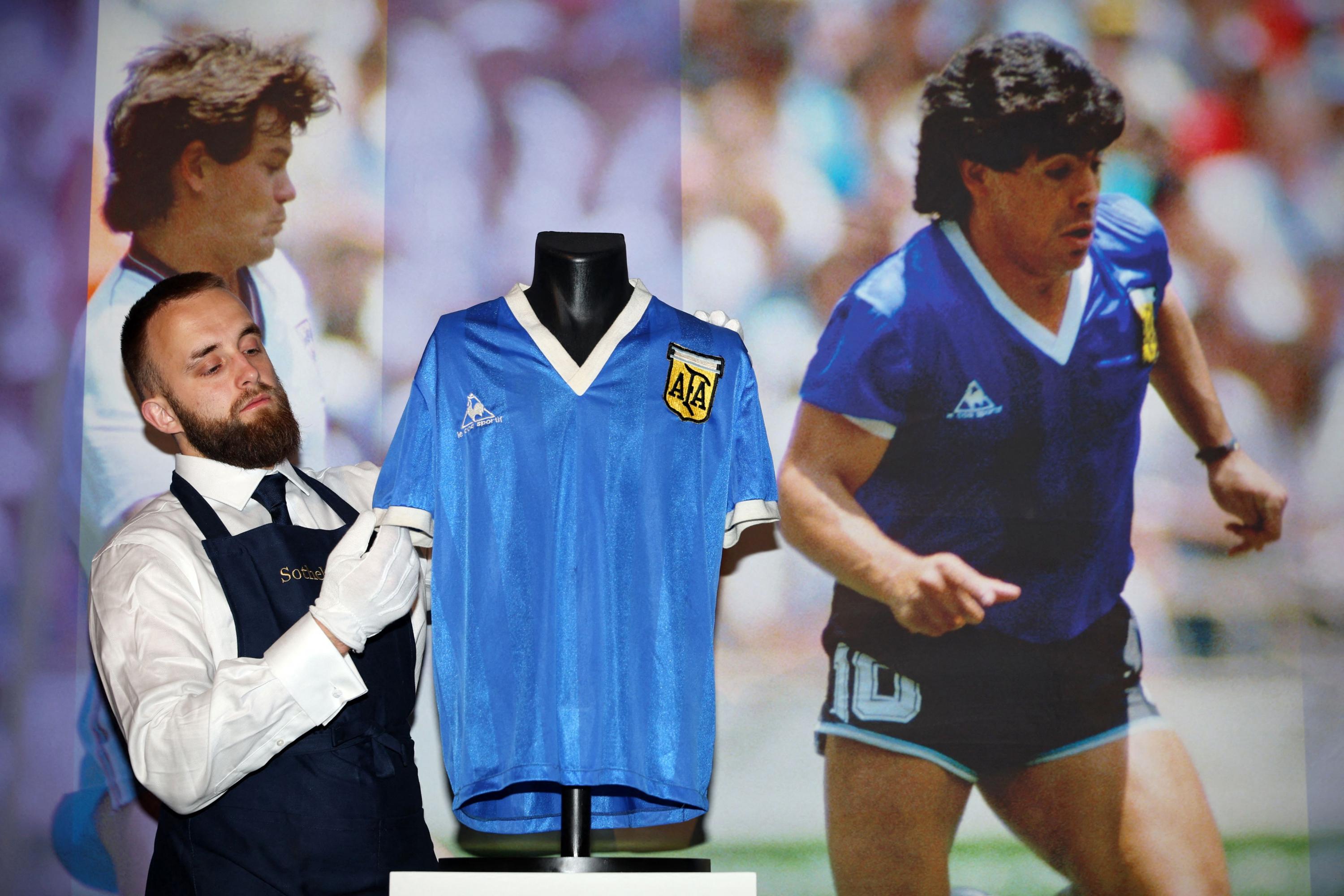 Exhiben la camiseta que habría usado Diego Armando Maradona en la famosa jugada de la mano de Dios que es rematada hoy por Sotheby. Foto: AFP