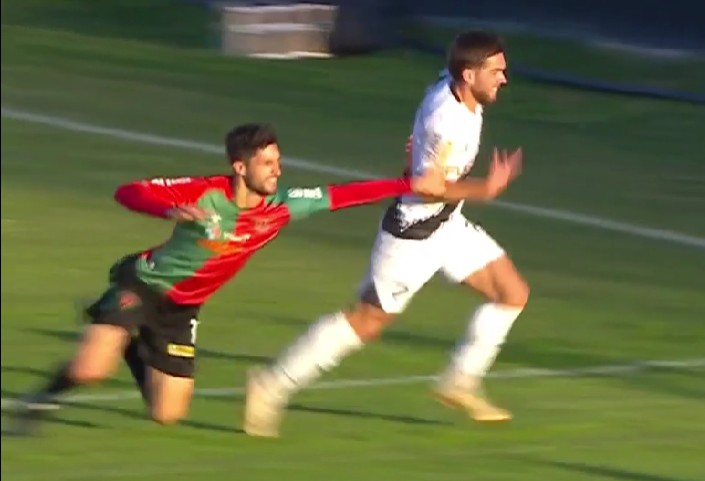 La jugada en la que se sanciona penal en el Danubio - Boston River. Foto: Captura.