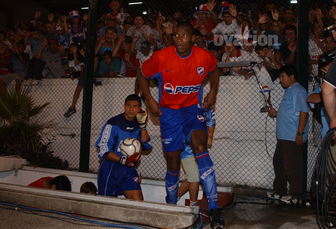 Richard Morales saltando al campo de juego con Gustavo Munúa detrás en el Paysandú Bella Vista-Nacional. Foto: Archivo El País.