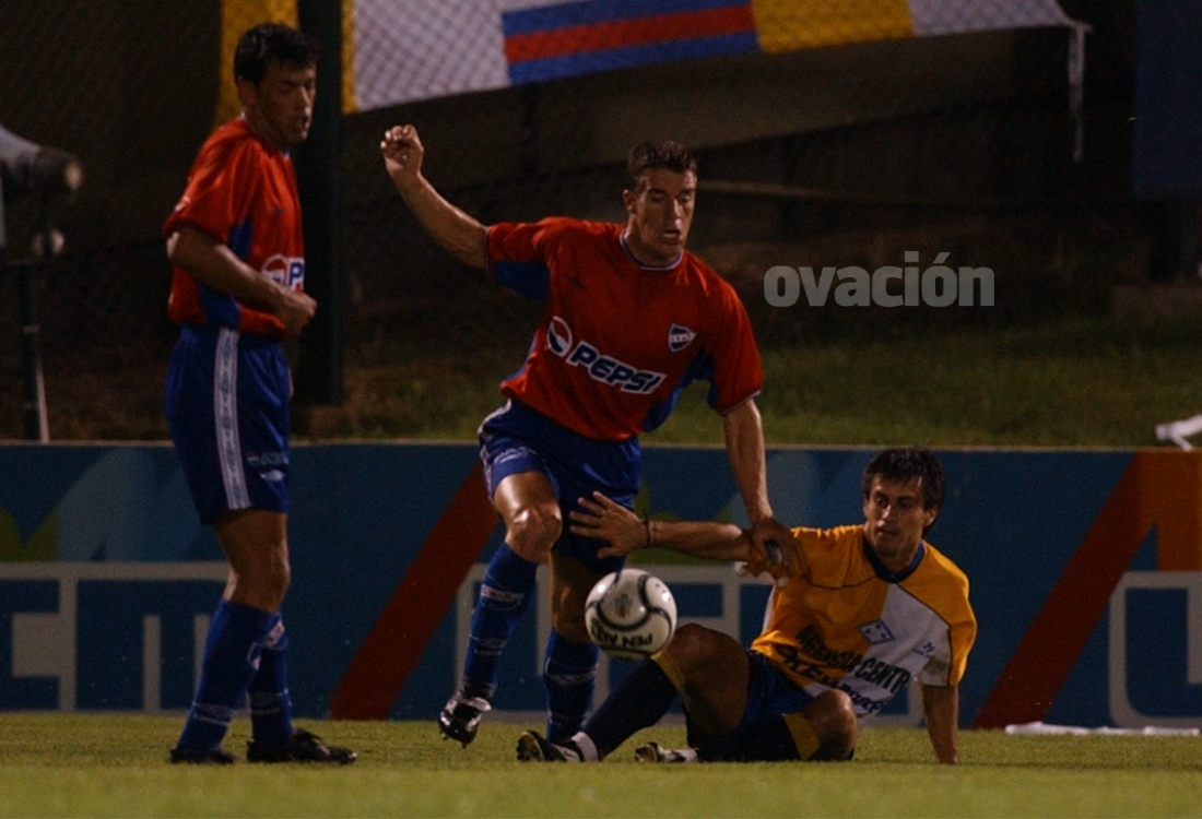 Andrés Scotti y la disputa de la pelota en el Paysandú Bella Vista-Nacional. Foto: Archivo El País.