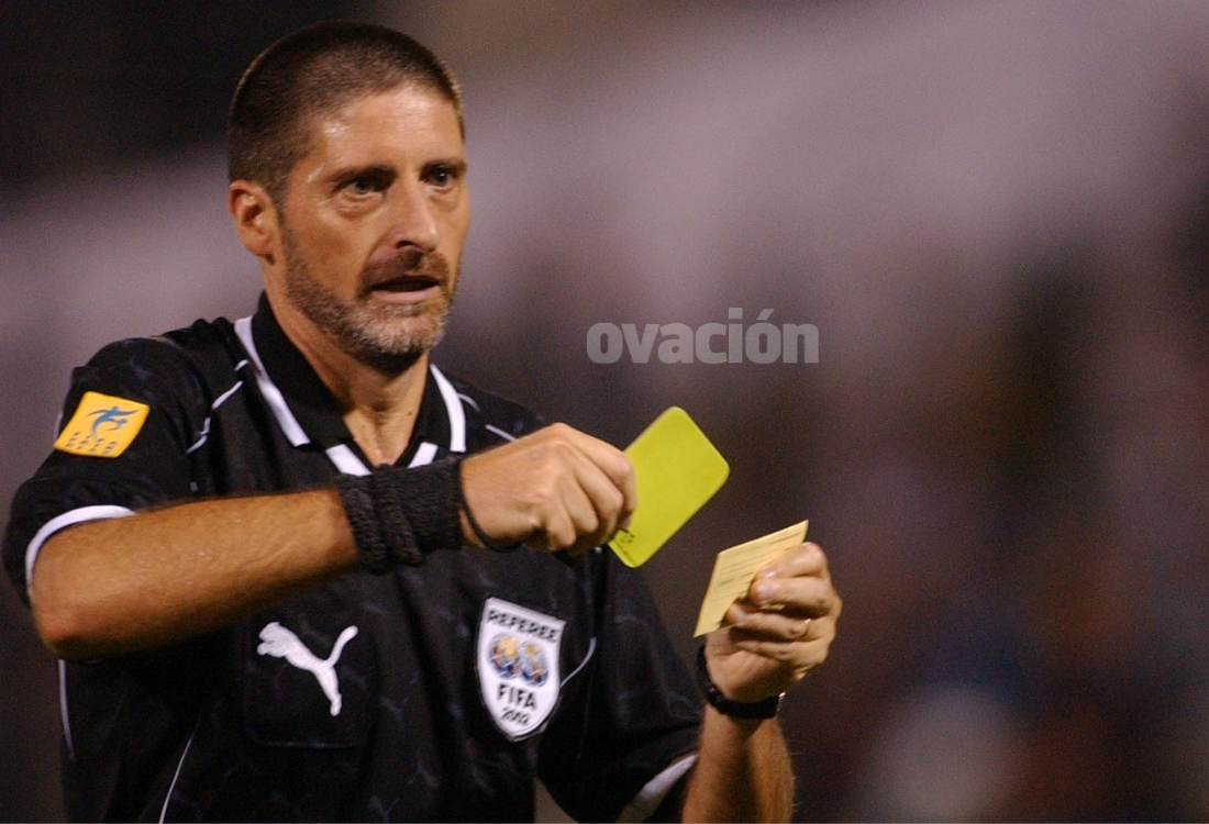 El árbitro Gustavo Gallesio en el duelo entre Paysandú Bella Vista-Nacional. Foto: Archivo El País.