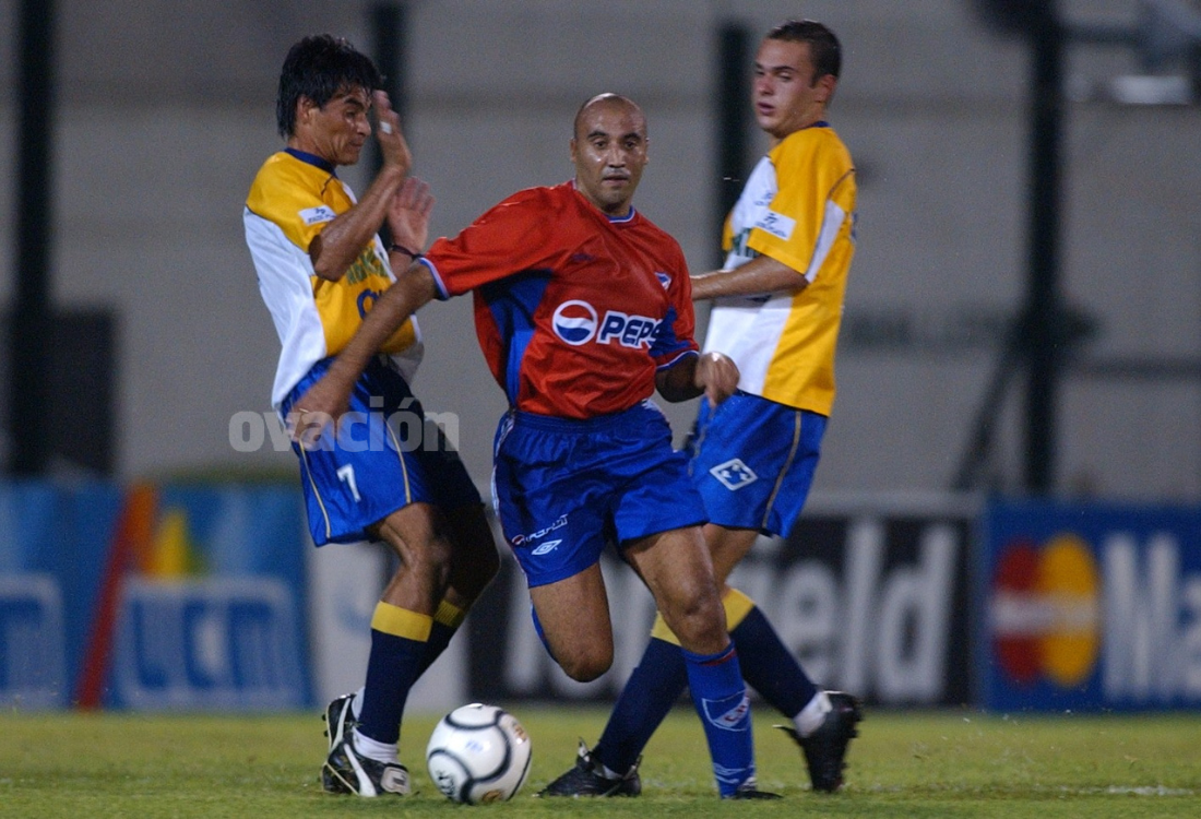 Gustavo Méndez al ataque en el Paysandú Bella Vista-Nacional. Foto: Archivo El País.