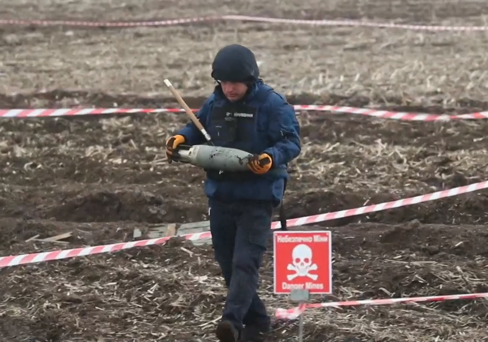 Desminadores ucranianos limpian un terreno en Brovary. Foto: Captura de video de EFE