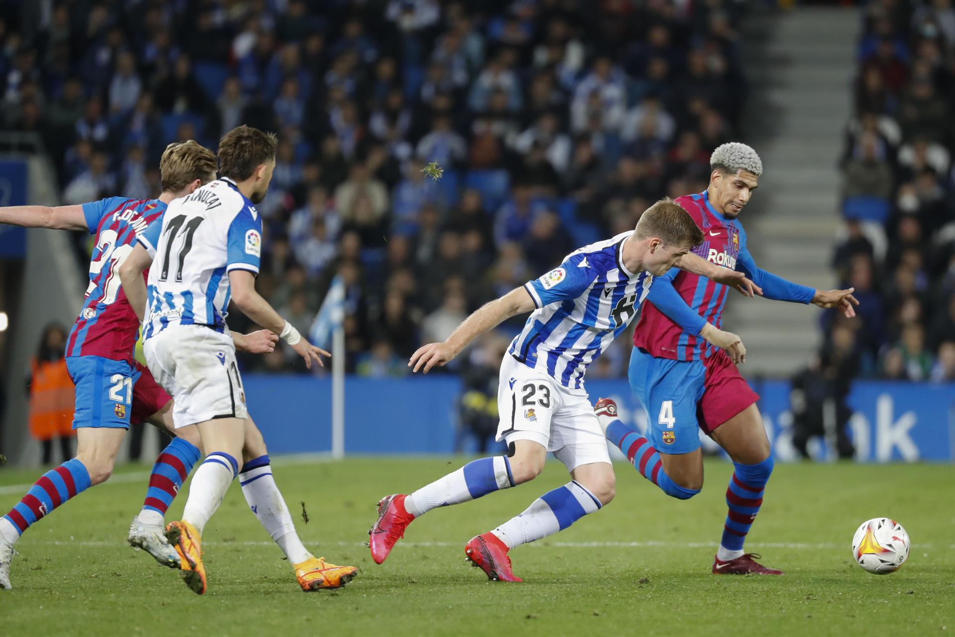 Ronald Araujo en el partido contra Real Sociedad. FOTO: EFE.