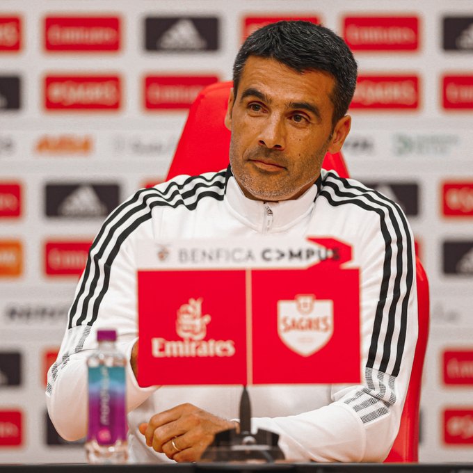 Nélson Veríssimo en conferencia de prensa. Foto: @SLBenfica