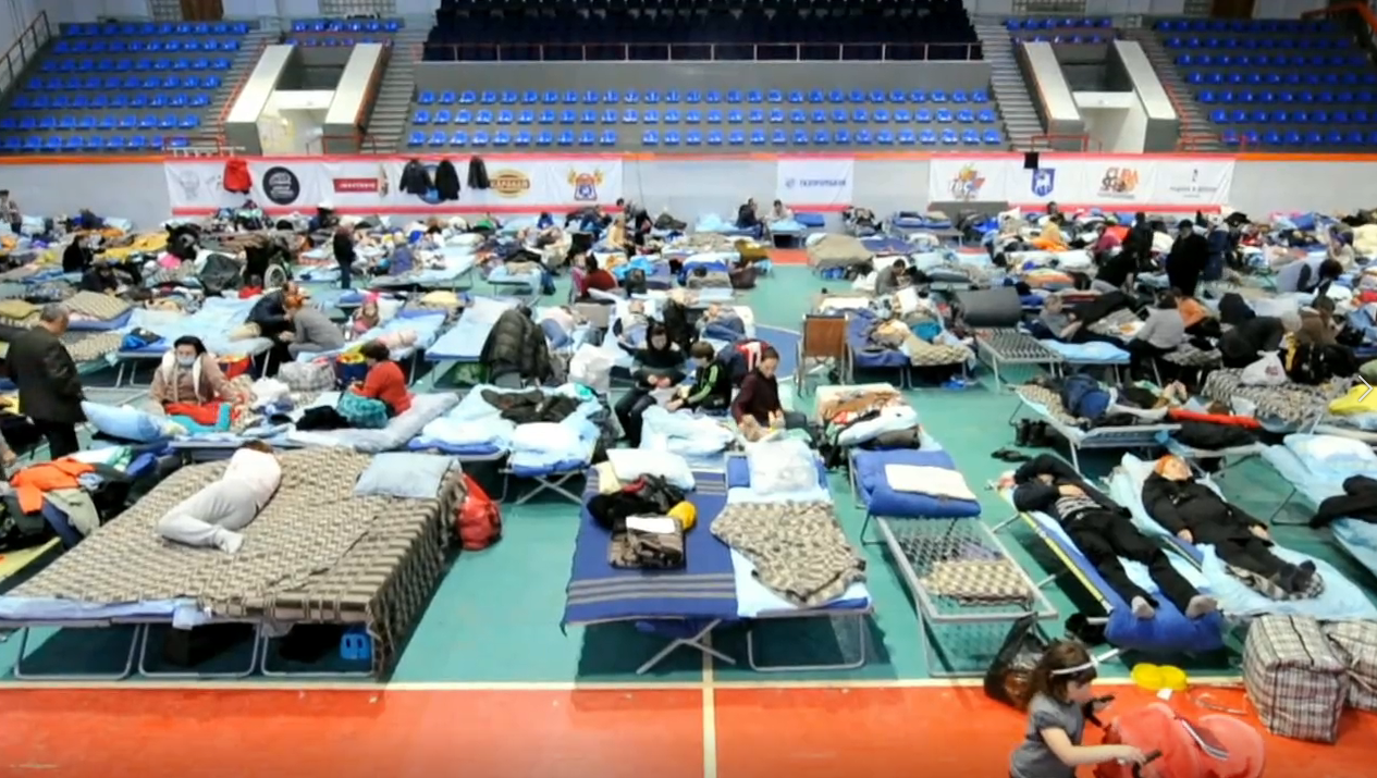 Refugiados ucranianos descansan en un centro de acogida ruso. Foto: captura de video de EFE