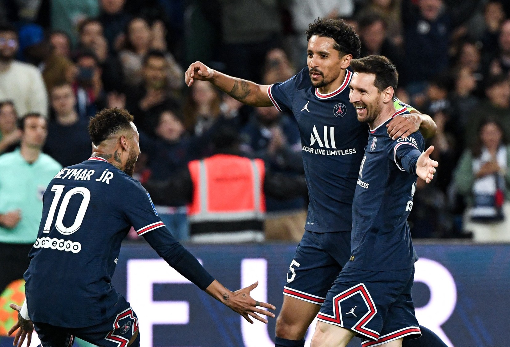 El festejo de Lionel Messi tras su golazo en el PSG-Lens. Foto: AFP.