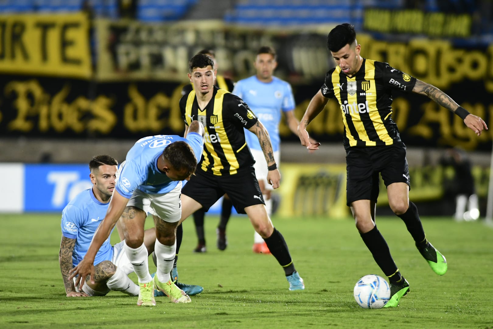 Pablo Ceppelini con pelota dominada en el MC Torque-Peñarol. Foto: Marcelo Bonjour.