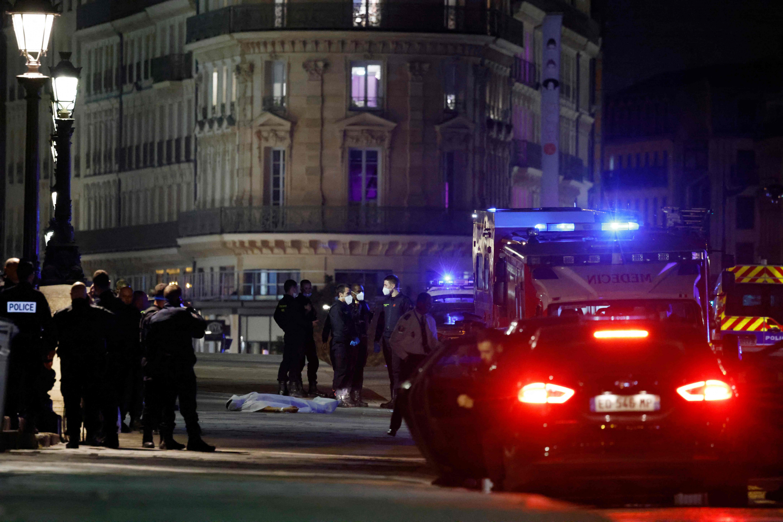 Agentes de policía franceses dispararon a dos personas en París. Foto: AFP