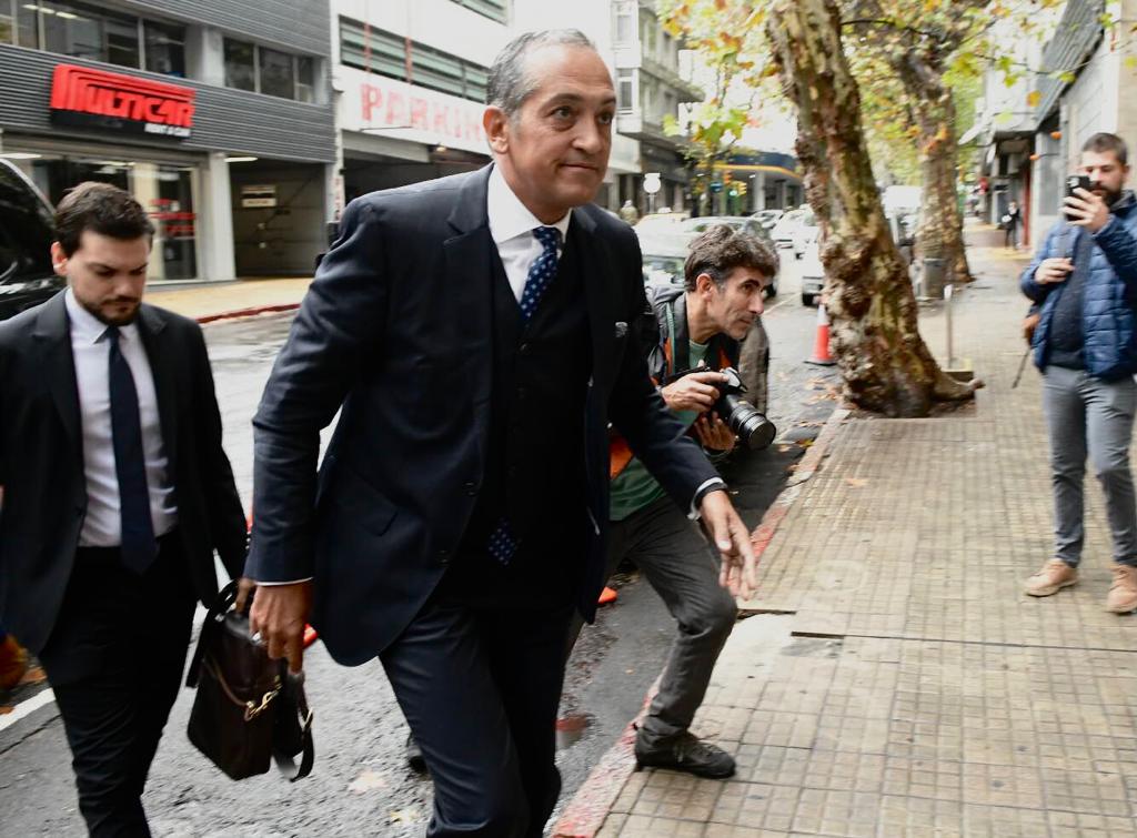 Hüseyin Müftüo?lu, embajador de Turquía en Uruguay, ingresando a Cancillería. Foto: Leonardo Mainé