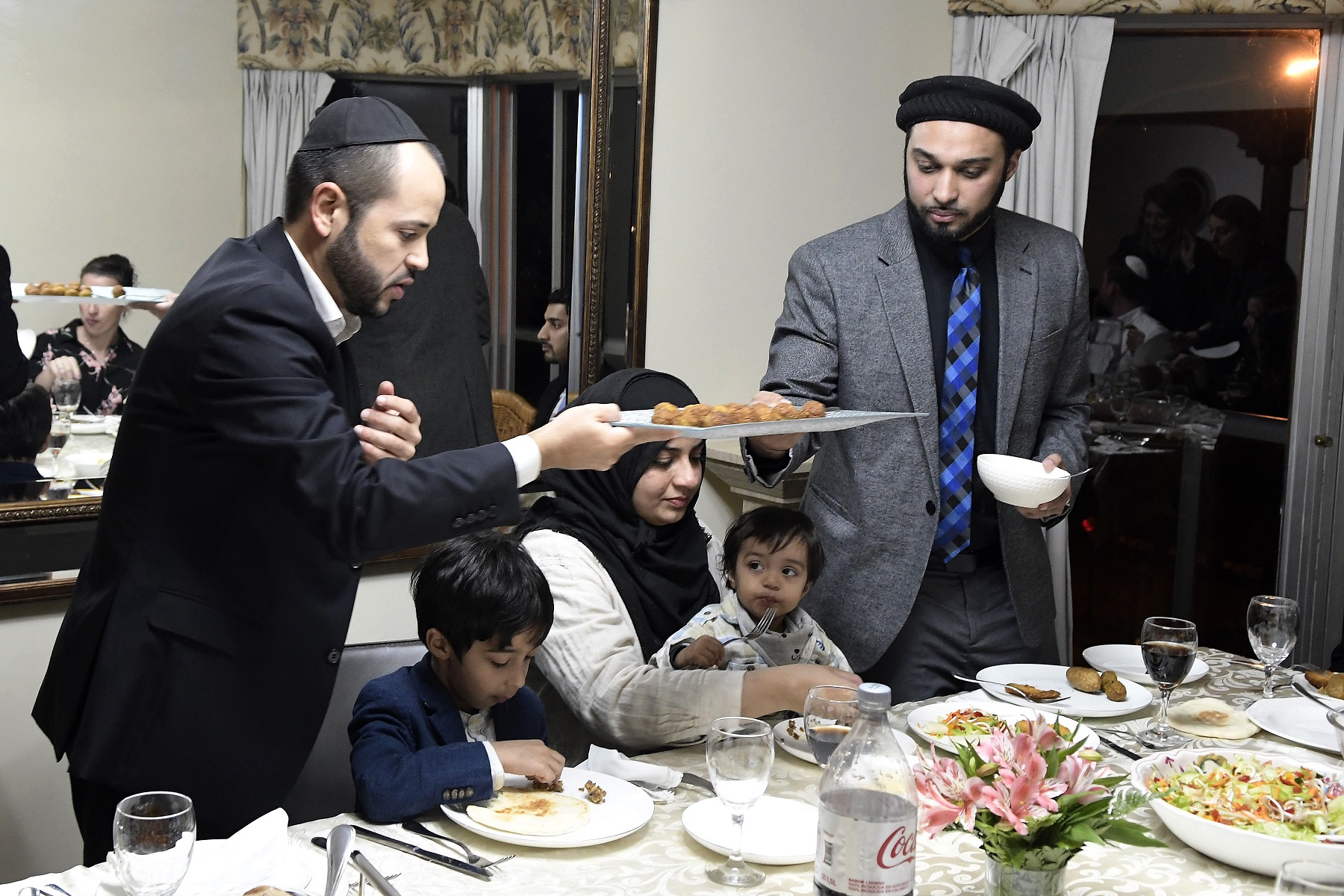 El rabino Max Godet ofrece el pan al imam Yousaf Khan. Foto: Leonardo Mainé.