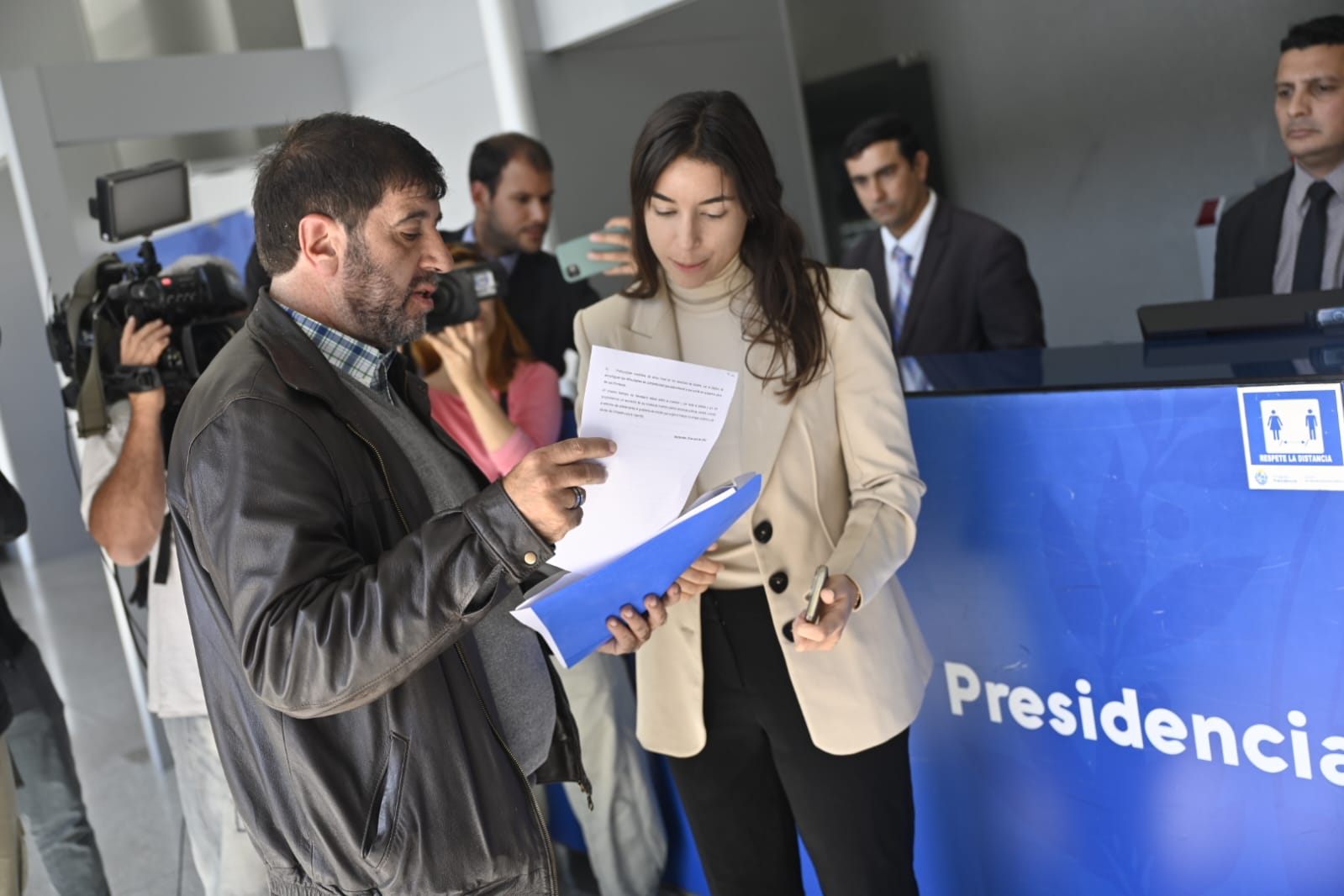 Fernando Pereira entregó las medidas propuestas por el FA en Torre Ejecutiva. Foto: Frente Amplio
