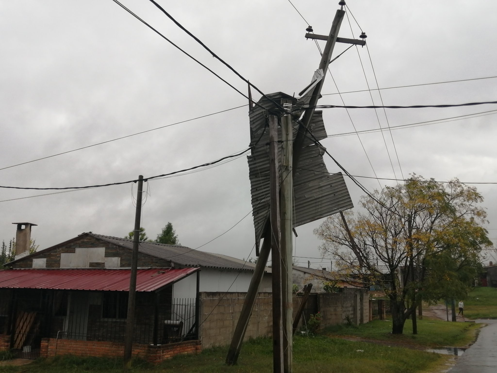 Fuerte viento arrasó la ciudad de Melo y generó destrozos. Foto: gentileza Rodrigo Sosa Farías