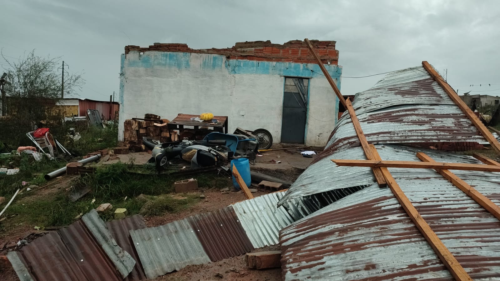 Destrozos generados por el fuerte viento en la ciudad de Melo. Foto: Cecoed de Cerro Largo