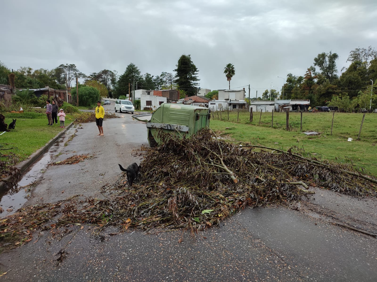 Destrozos generados por el fuerte viento en la ciudad de Melo. Foto: Cecoed de Cerro Largo
