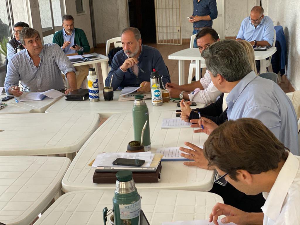 Reunión de bancada de senadores del Partido Nacional. Foto: @cdcamy