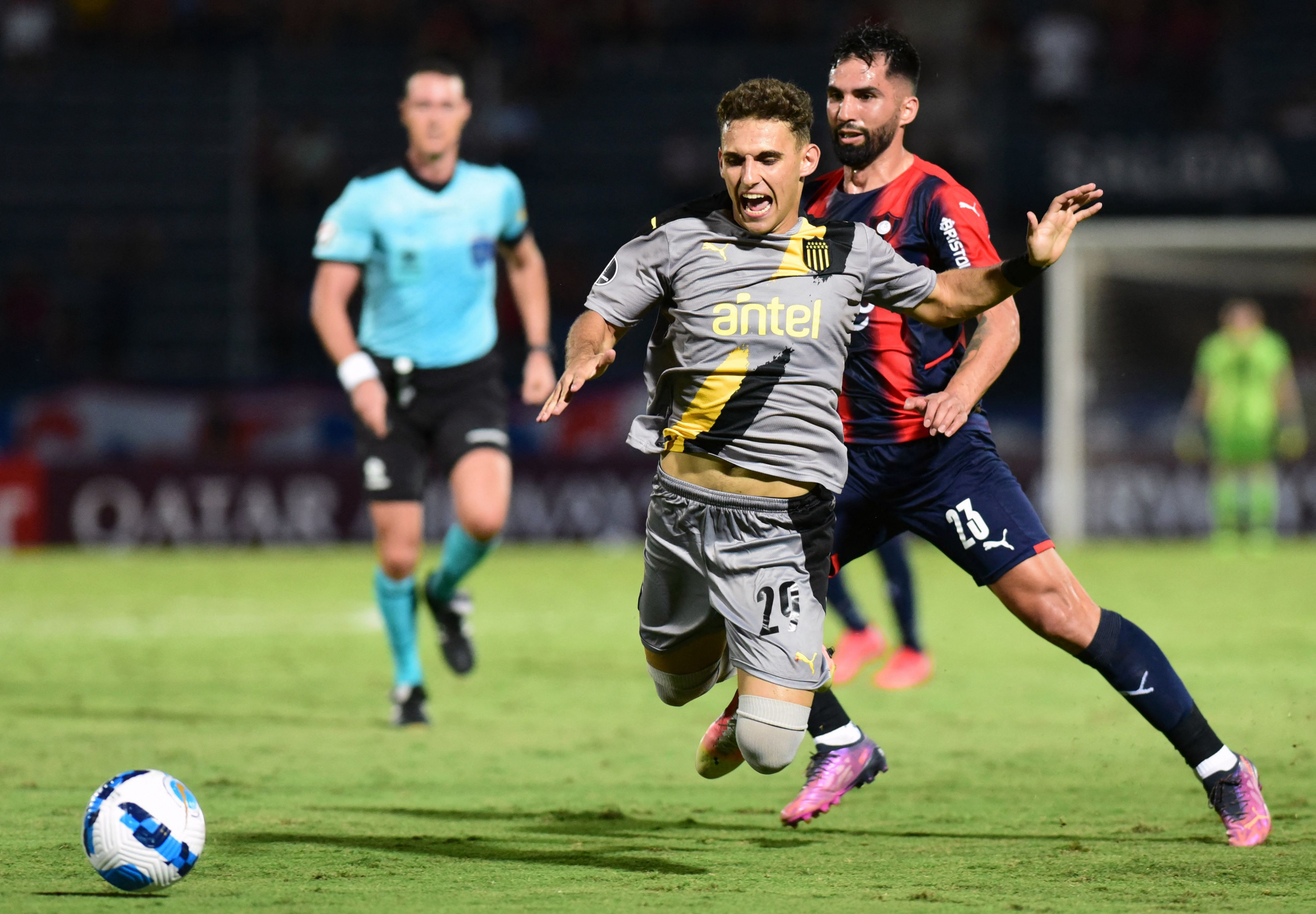 Máximo Alonso en el partido entre Peñarol y Cerro Porteño. Foto: AFP.