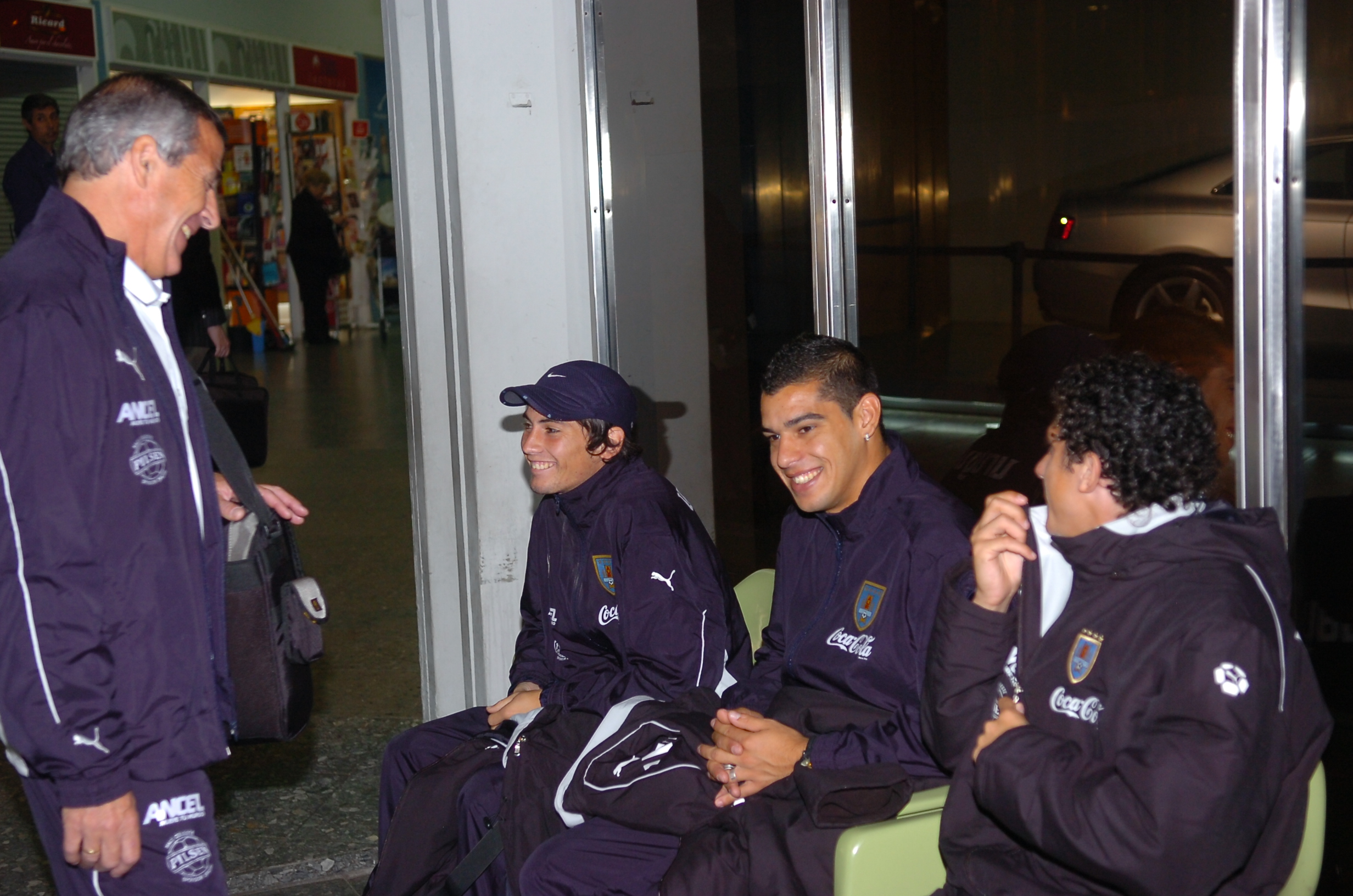 Robert Flores y Óscar Washington Tabárez en la selección uruguaya. Foto: Archivo