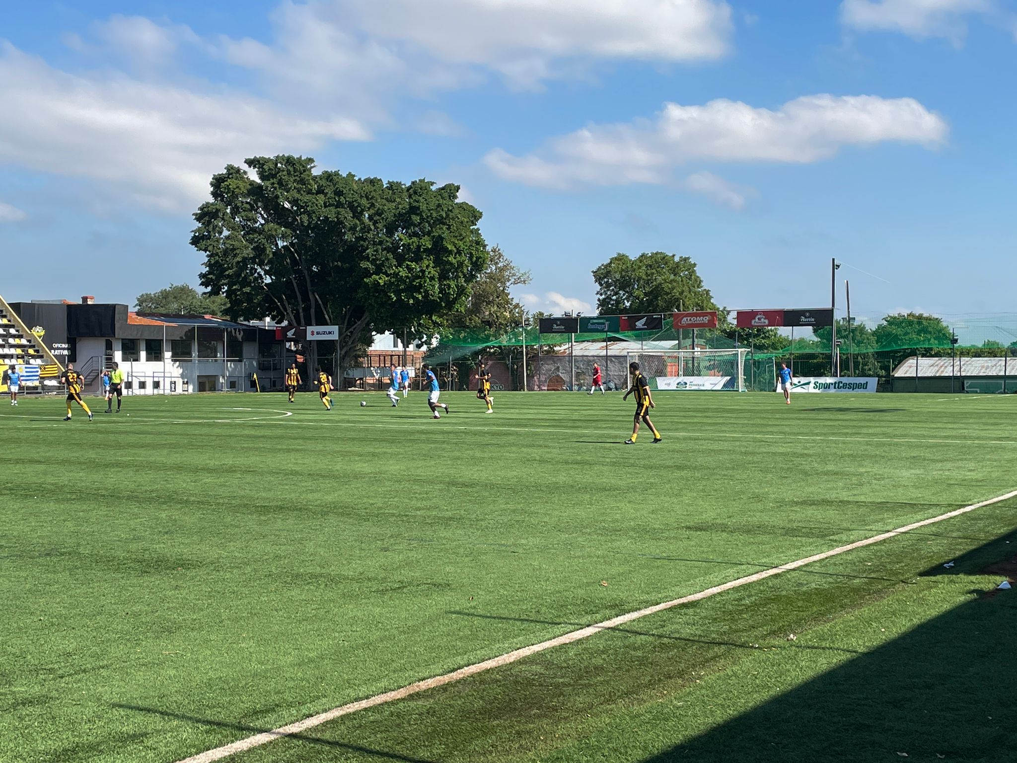 Hubo clásico en Asunción del Paraguay y Peñarol le ganó de atrás a Nacional. Foto: Enrique Arrillaga.