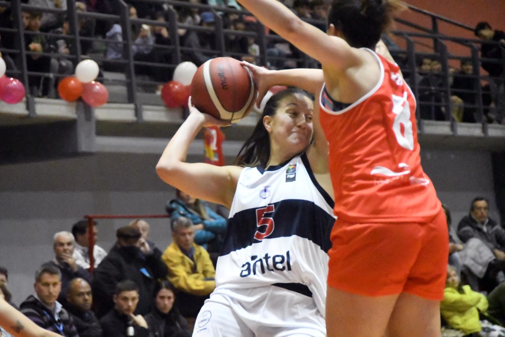 Defensor Sporting vs. Tomás de Rocamora. Foto: FIBA.