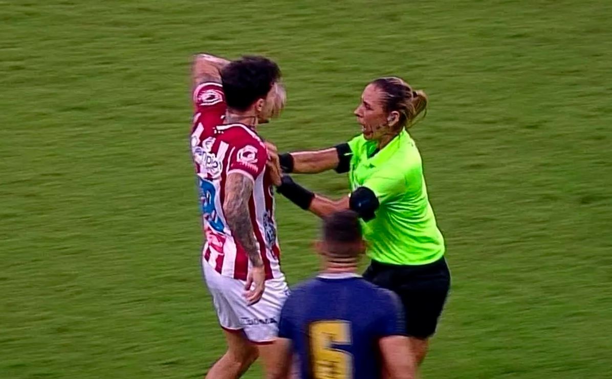 Intento de agresión de Jean Carlos a Déborah Cecília. Foto: captura.