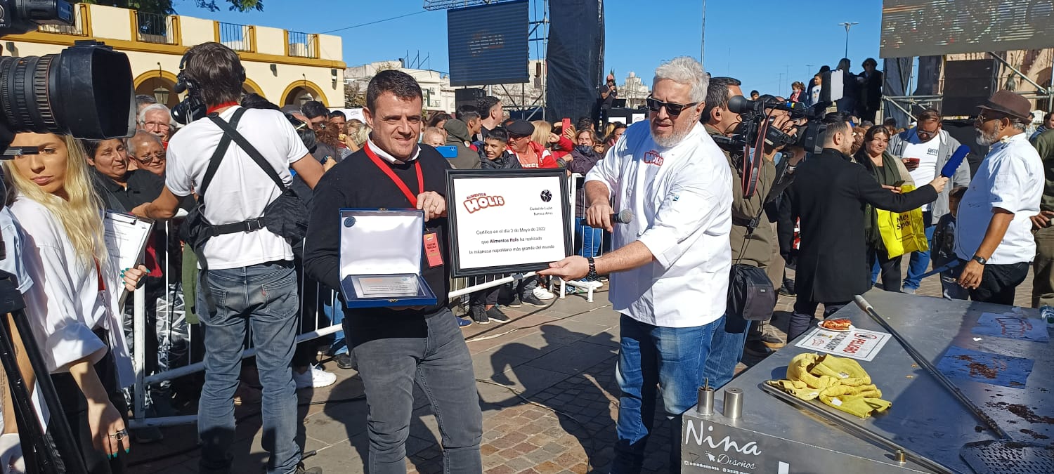 Elaboración de "la milanesa más grande del mundo". Foto: Cortesía de Alimentos Holis