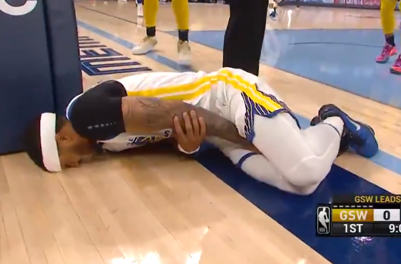 Gary Payton II sentido tras la infracción que le provocó la fractura en el codo.