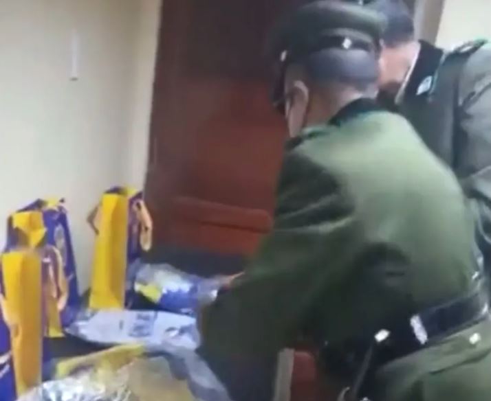 Policía boliviana en el vestuario de los árbitros en Always Ready-Boca. Foto: captura.