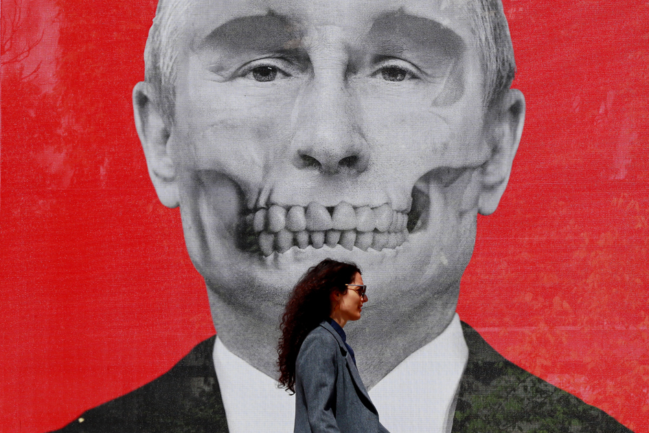 Exposición en contra de la ofensiva militar rusa contra Ucrania, en la plaza del Rey de Bucarest (Rumanía), cerca de la Embajada de Rusia. Foto: EFE