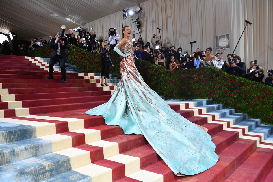 La actriz Blake Lively llega para la Met Gala 2022 en el Museo Metropolitano de Arte en Nueva York. El tema es "En Estados Unidos: una antología de la moda". Foto: AFP