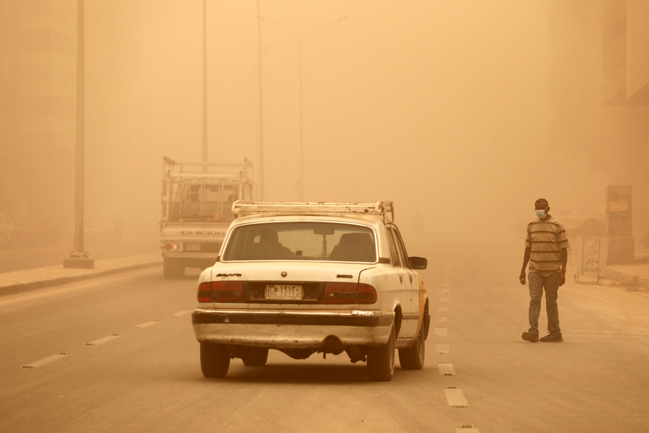 Calle de Bagdad durante la tormenta. Un muerto y más de 5.000 hospitalizados por una gran tormenta de arena en Irak. Foto: EFE