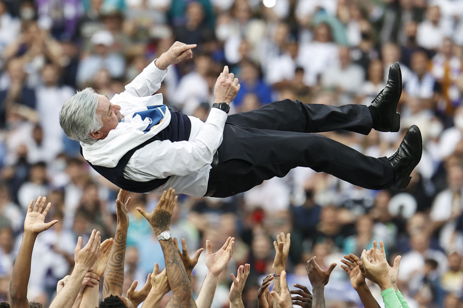 Los jugadores del Real Madrid levantan al entrenador, Carlo Ancelotti, al término del partido de Liga en Primera División ante el RCD Espanyol. Foto: EFE