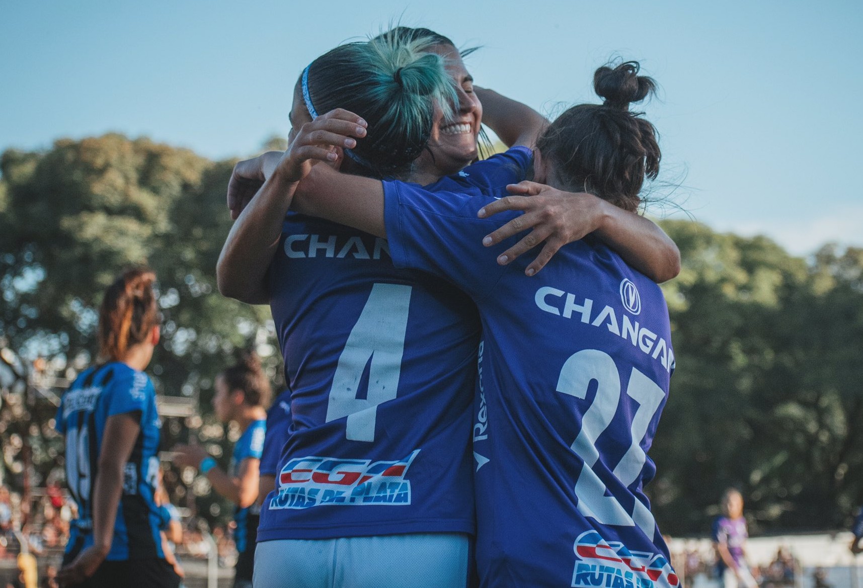 El festejo de las jugadoras de Defensor Sporting en el duelo ante Liverpool por el Uruguayo de fútbol femenino. Foto: @DefensorSpfem.