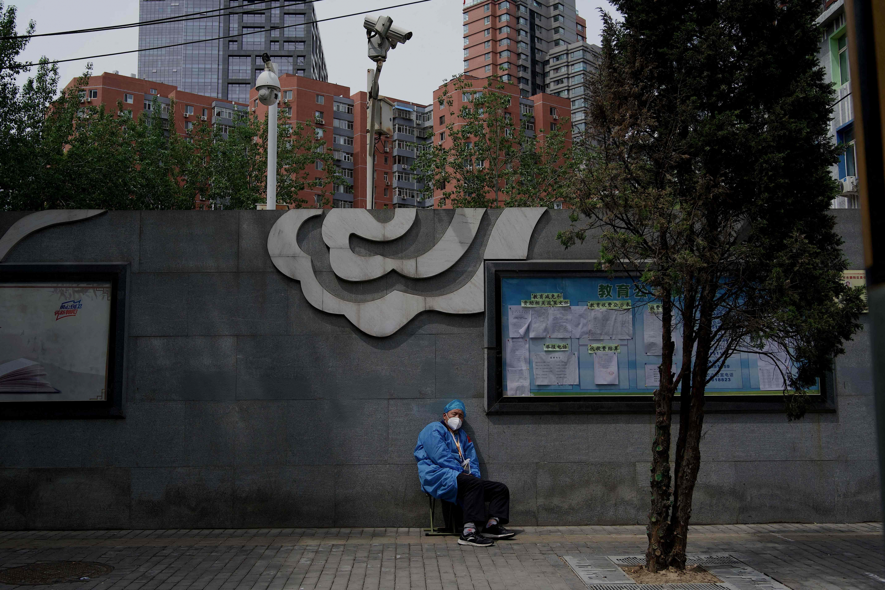 Un hombre con tapabocas en la ciudad de Pekín, confinada desde este lunes por covid. Foto: AFP