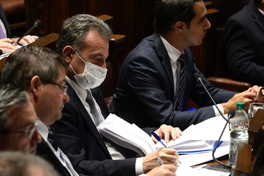 Ministro Daniel Salinas en el Parlamento. Foto: Leonardo Maine